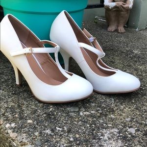 Off White Vintage Style Pumps